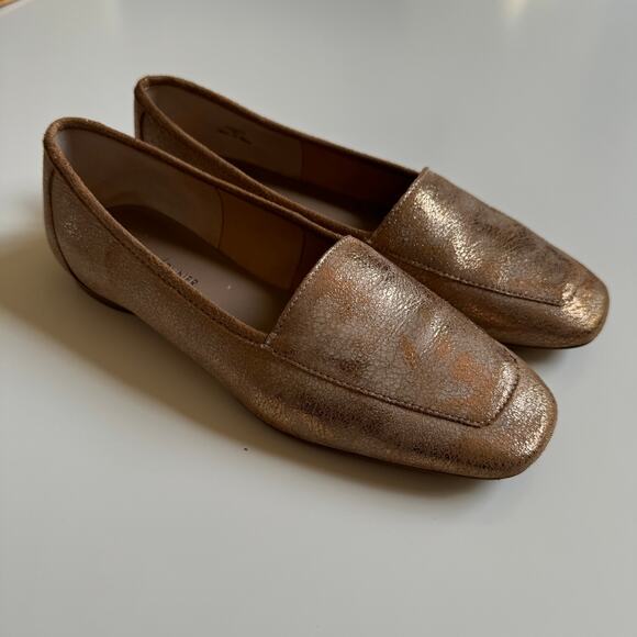 Donald Pliner DeeDee Size 7 Metallic Leather Flats Loafer EUC Gold Distressed - Picture 9 of 10